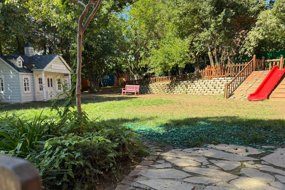 Kampüs bahçesindeki oyun evi ve kaydırak