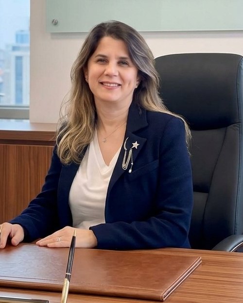 Düşünür Koleji Genel Müdürü Füsun Sırmacı, makam odasında