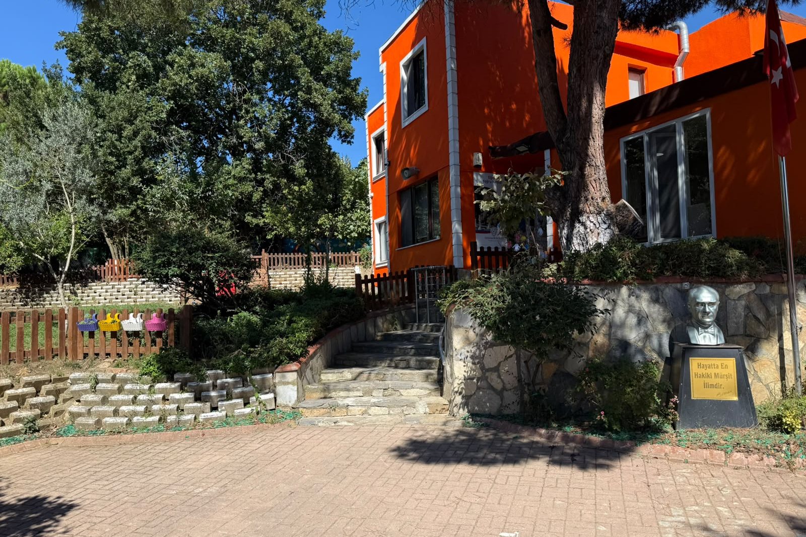 Çavuşbaşı Kampüsü girişi ve bahçesi